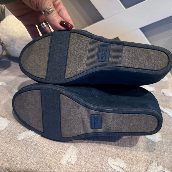 Super cute suede Toms wedges! - Picture 6 of 7
